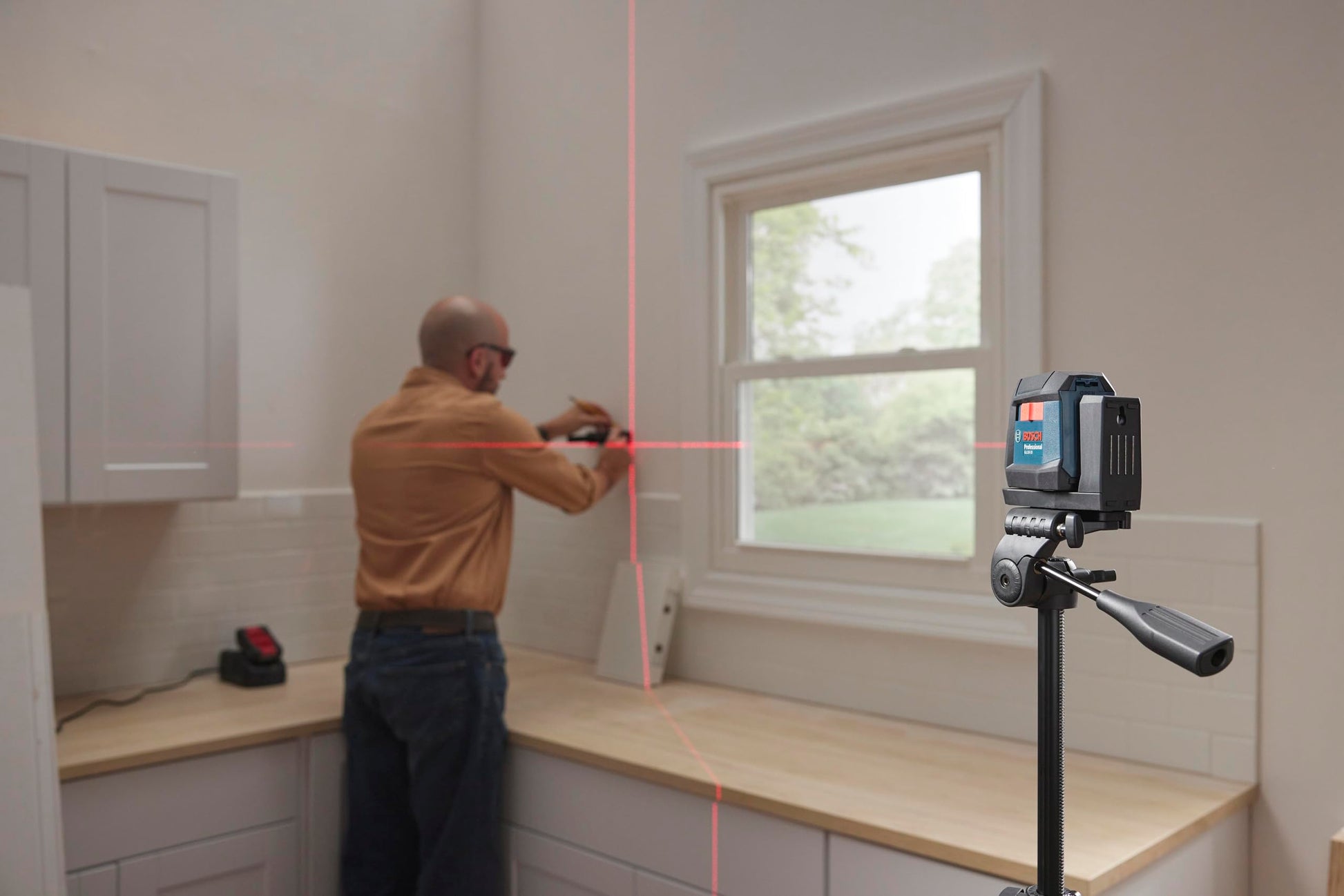 BOSCH GLL50-20 50 Ft Self-Leveling Cross-Line Laser, Includes Integrated Magnetic Mount & 2 AA Batteries
