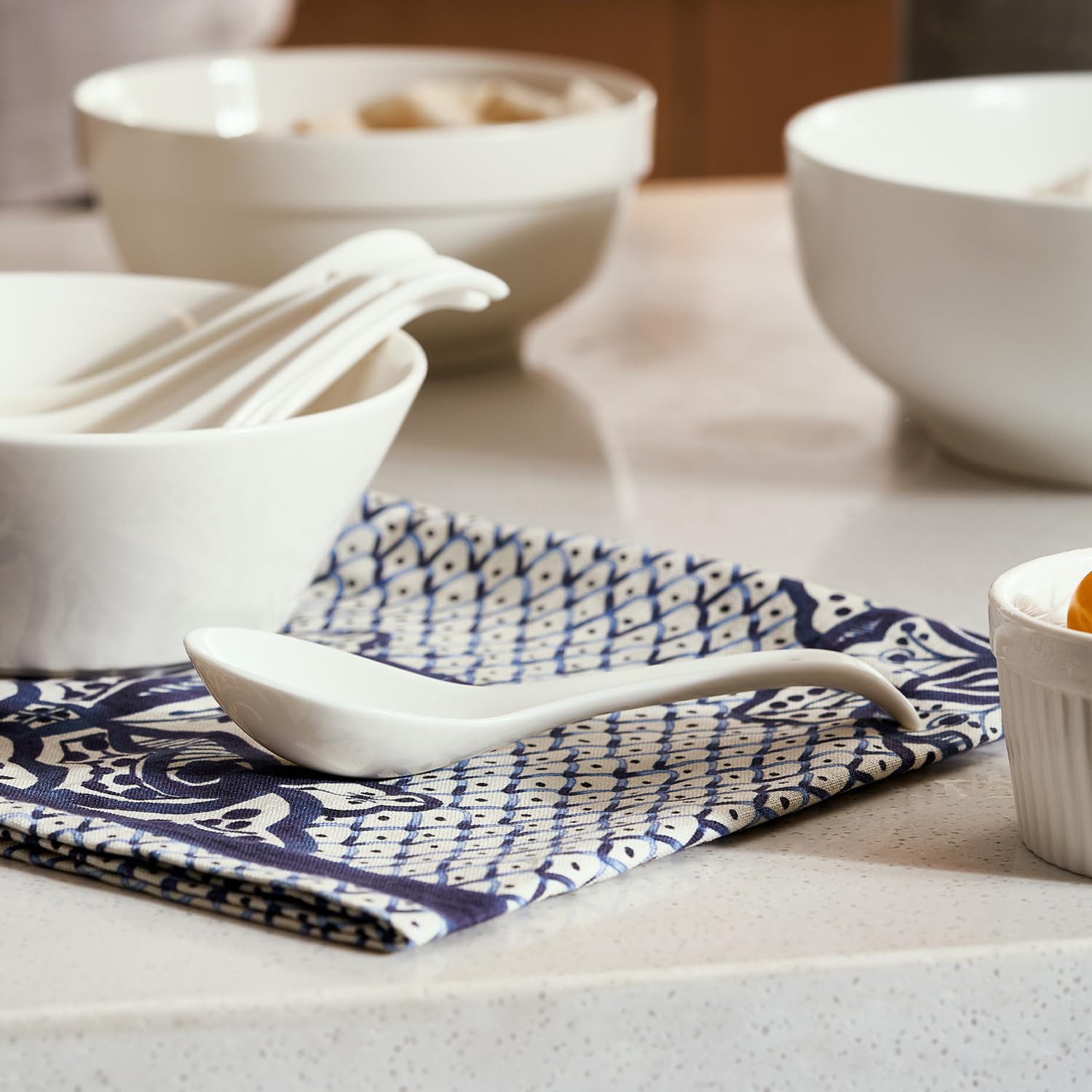 DOWAN Soup Spoons, Ceramic Asian Soup Spoons, White Japanese Spoon Large for Ramen Pho Wonton Dumpling Miso, Deep Oval Hook Design, Set of 4 (4, Soft white)