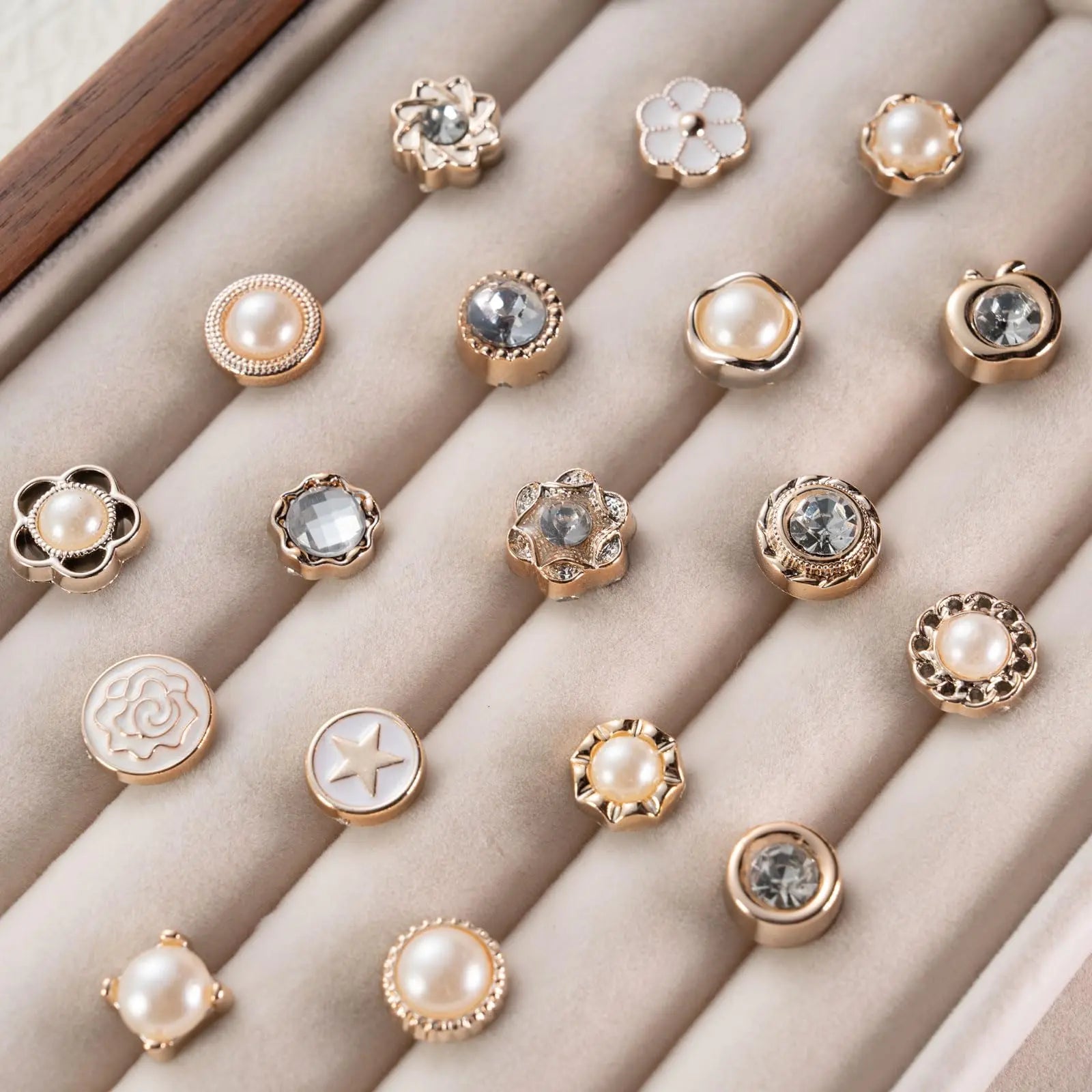 DoDoBeads 60 Pcs Junk Socks Charms Kit, Gold Brooches and Pins for Women, Pearl and Rhinestone Sock Charms with Safety Pins, DIY Accessories for Decorating and Personalizing Socks