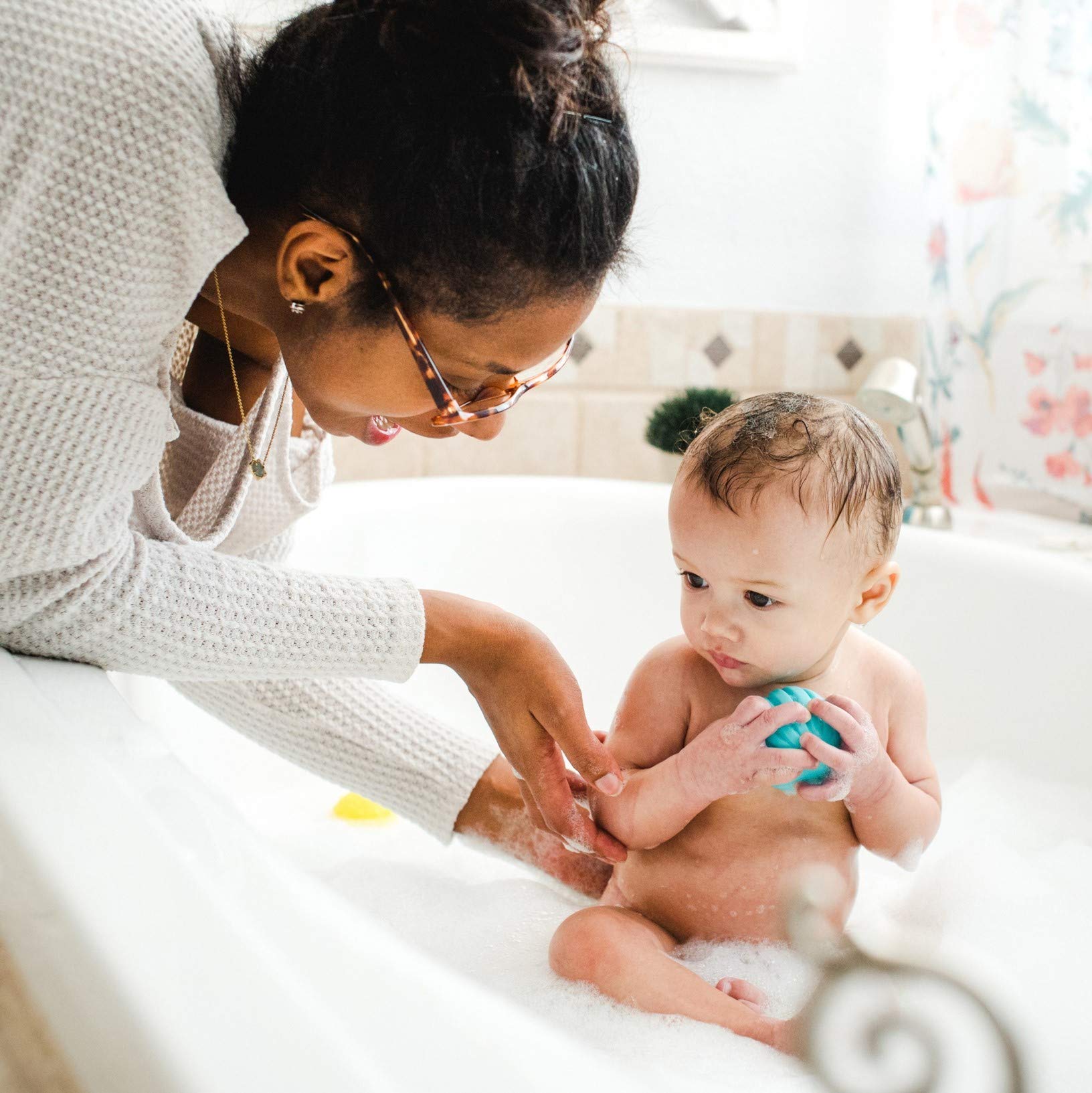 Aveeno Baby Eczema Therapy Soothing Bath Treatment for Relief of Dry, Itchy & Irritated Skin, Made with Natural Colloidal Oatmeal, Fragrance-, Paraben-, Steroid- & Tear-Free, 5 ct