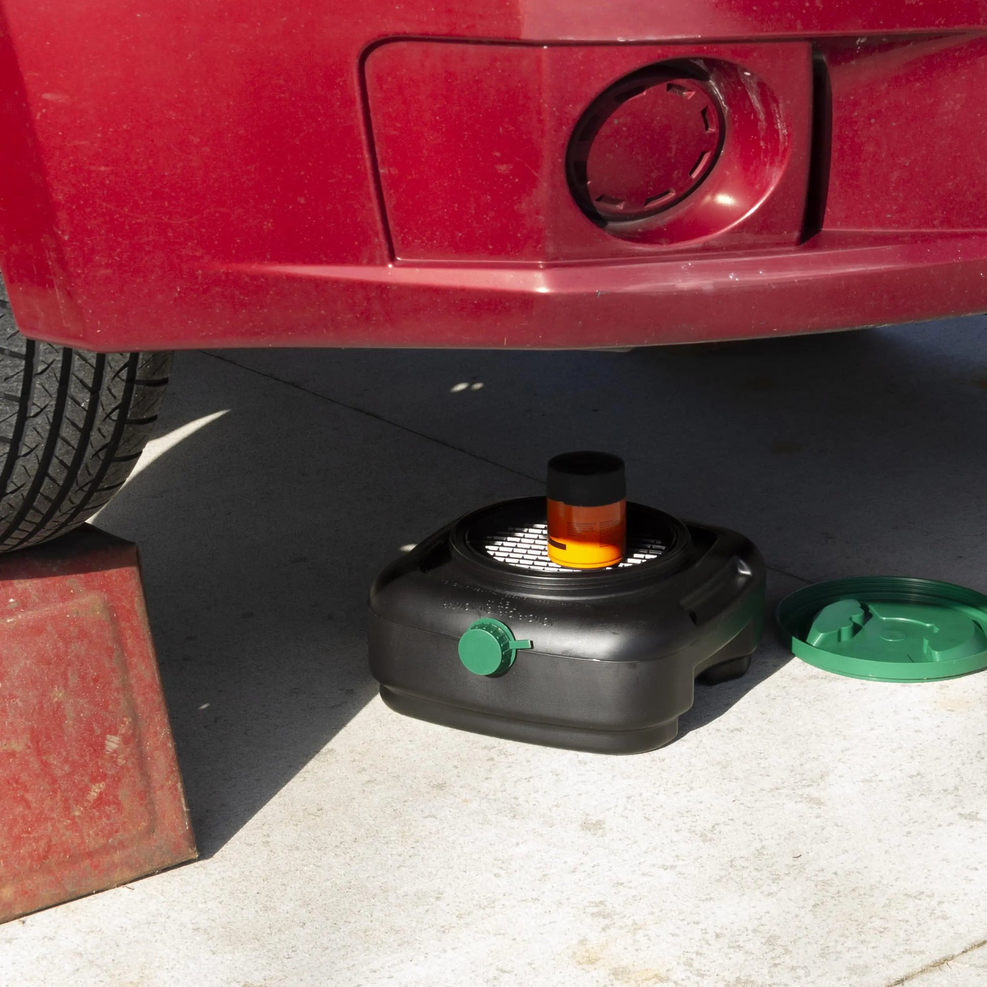 Scepter AM07029 7.3 Quart Oil Drain Pan with Lid, Filter Drain Screen, and Pour Spout for Automotive Fluids Including Engine Oil, Anti-Freeze, Transmission Fluid and More, 12" x 12-3/4" x 5.6"