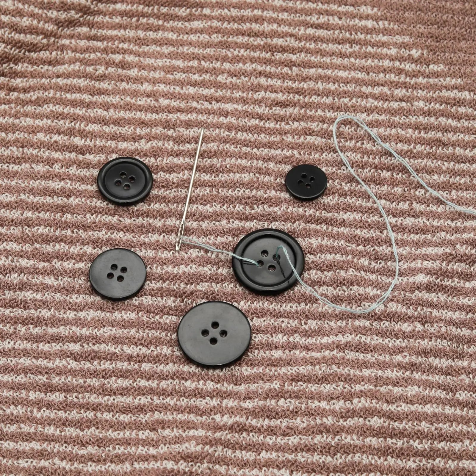 Lilaly 100 pcs Black Buttons for Crafts, 5 Sizes Mixed Round Sewing Buttons for Clothes, Suitable for for DIY Crafts, Coats, Shirts, Pants, Shorts